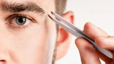 Eyebrow Razors vs. Tweezers