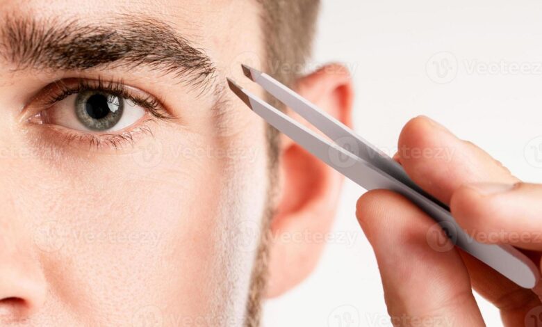 Eyebrow Razors vs. Tweezers